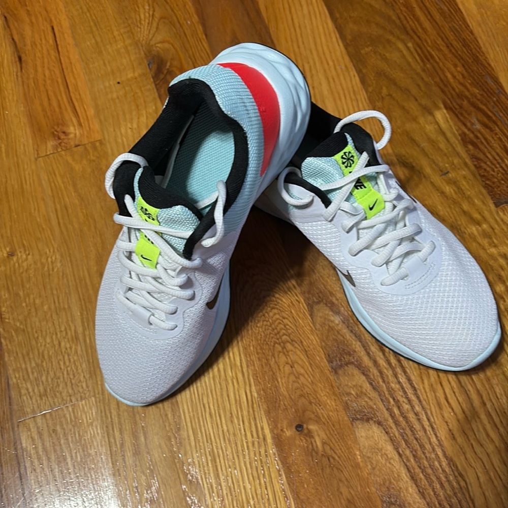 6.5 Nike Running white, black, aqua, orange